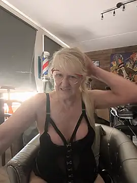 Heidiblueeyes online show from June 25, 2026, 8:41 am