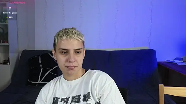 LuxuryLoverss online show from June 17, 2026, 11:09 am
