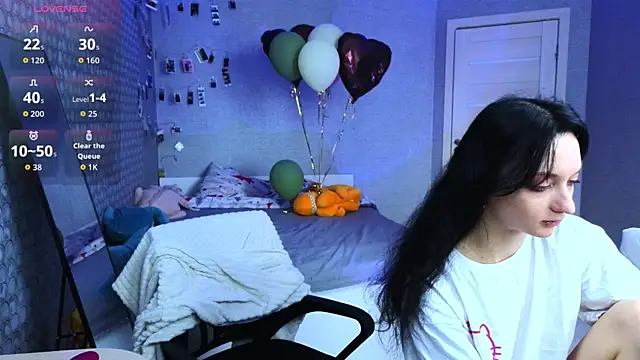 LuxuryLoverss online show from April 7, 2026, 11:12 am