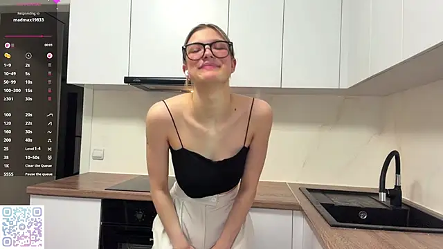 Carolini i online show from June 14, 2026, 4:19 pm