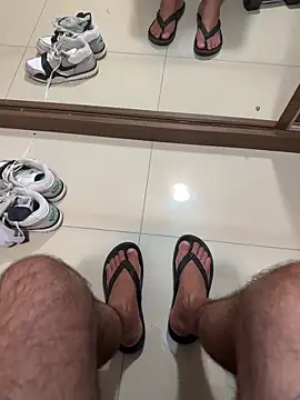 Snapshot of Shy_feet chatting on February 23, 2026, 2:24 am Shy feet online show from February 23, 2026, 2:24 am