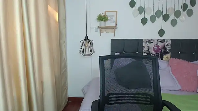 Snapshot of Emma_hassani chatting on April 4, 2026, 1:39 pm Emma hassani online show from April 4, 2026, 1:39 pm