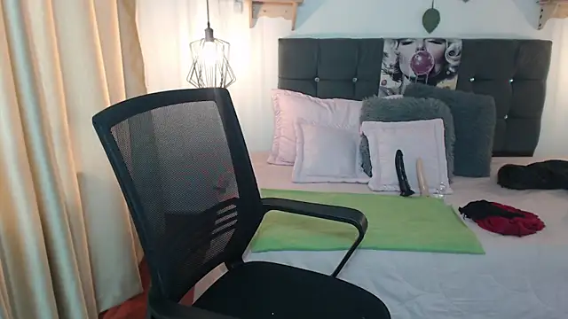 Snapshot of Emma_hassani chatting on April 7, 2026, 1:35 pm Emma hassani online show from April 7, 2026, 1:35 pm