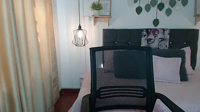 Snapshot of Emma_hassani chatting on April 9, 2026, 2:01 pm Emma hassani online show from April 9, 2026, 2:01 pm