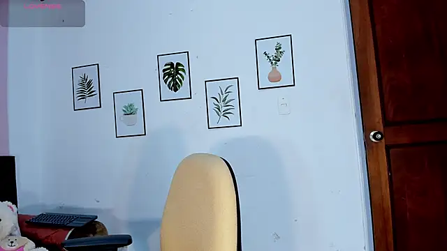 Snapshot of KimTaylorW chatting on April 7, 2026, 12:45 am KimTaylorW online show from April 7, 2026, 12:45 am