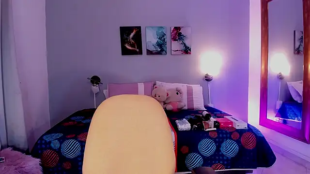 KimTaylorW online show from June 4, 2026, 2:27 am