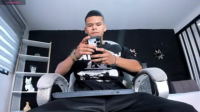 DylanRoyce  online show from April 8, 2026, 12:39 pm