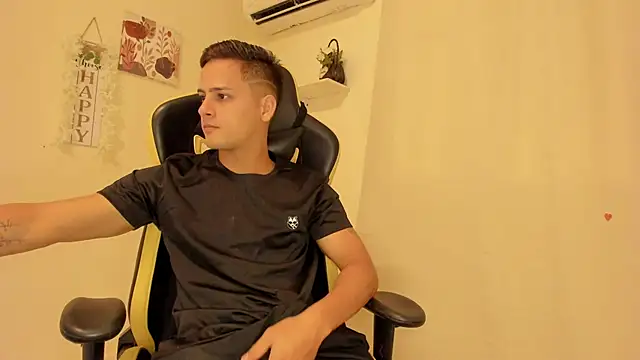sexy andres01 online show from June 3, 2026, 2:33 pm