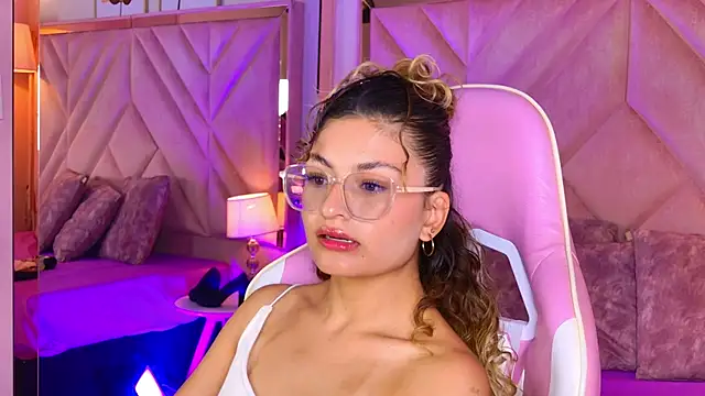 emilyjonesss  online show from April 9, 2026, 8:26 pm