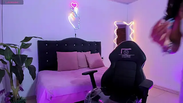 LINDSAY TAY online show from April 9, 2026, 3:30 am