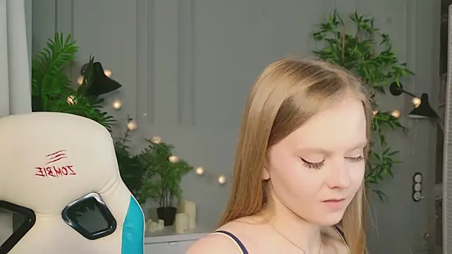 Sophie Peach  online show from March 23, 2026, 2:28 pm