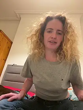 curlyirishgirl online show from March 3, 2026, 9:33 pm