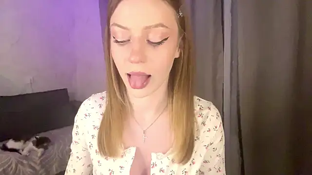 Rosalielue online show from June 6, 2026, 7:52 pm
