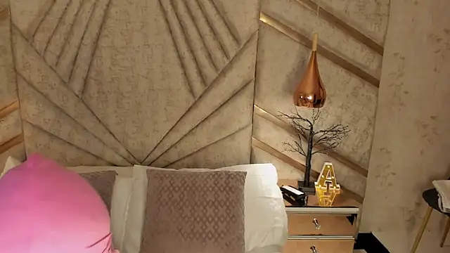 EmeelyMuller online show from April 11, 2026, 6:10 am