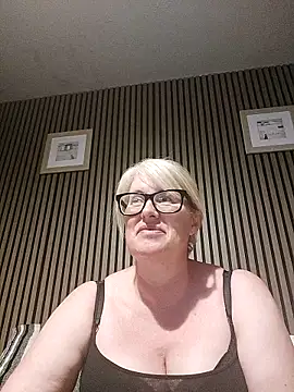 Snapshot of FlirtyFleur-x chatting on May 24, 2026, 8:42 pm FlirtyFleur-x online show from May 24, 2026, 8:42 pm
