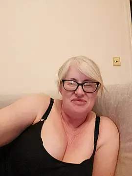 Snapshot of FlirtyFleur-x chatting on April 22, 2026, 10:05 pm FlirtyFleur-x online show from April 22, 2026, 10:05 pm