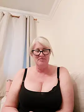 Snapshot of FlirtyFleur-x chatting on April 27, 2026, 7:12 pm FlirtyFleur-x online show from April 27, 2026, 7:12 pm