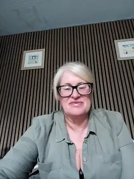Snapshot of FlirtyFleur-x chatting on May 20, 2026, 11:40 am FlirtyFleur-x online show from May 20, 2026, 11:40 am