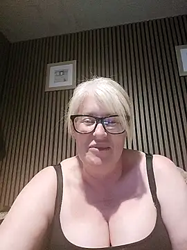 Snapshot of FlirtyFleur-x chatting on May 16, 2026, 8:41 pm FlirtyFleur-x online show from May 16, 2026, 8:41 pm