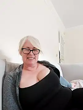 Snapshot of FlirtyFleur-x chatting on April 21, 2026, 11:06 am FlirtyFleur-x online show from April 21, 2026, 11:06 am