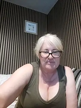 Snapshot of FlirtyFleur-x chatting on May 8, 2026, 10:19 am FlirtyFleur-x online show from May 8, 2026, 10:19 am