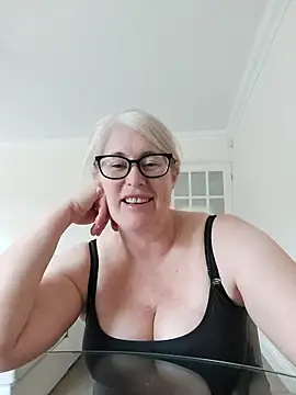 Snapshot of FlirtyFleur-x chatting on April 15, 2026, 8:09 am FlirtyFleur-x online show from April 15, 2026, 8:09 am