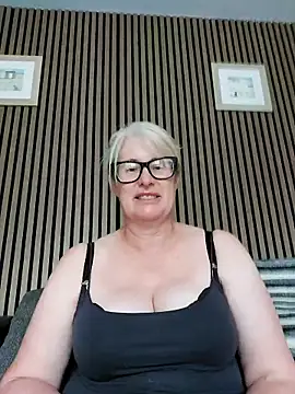 Snapshot of FlirtyFleur-x chatting on June 18, 2026, 8:13 am FlirtyFleur-x online show from June 18, 2026, 8:13 am