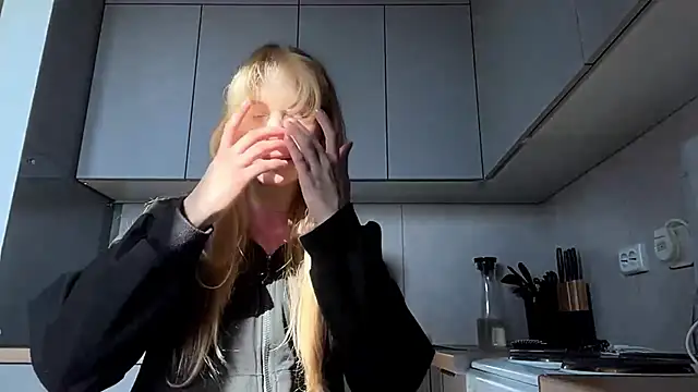 Snapshot of ShariLappas chatting on March 7, 2026, 12:10 pm ShariLappas online show from March 7, 2026, 12:10 pm