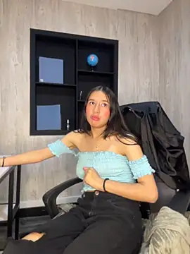 LilyRossi  online show from May 11, 2026, 4:04 pm