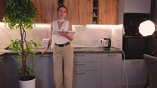 Snapshot of BritneySwiss chatting on March 3, 2026, 7:54 pm BritneySwiss online show from March 3, 2026, 7:54 pm