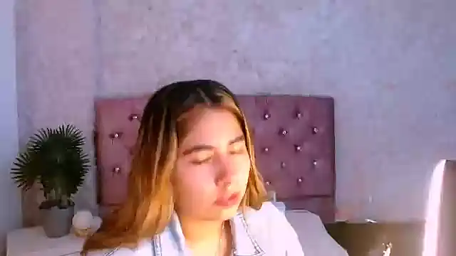 Snapshot of Sofiazaf_ chatting on April 16, 2026, 12:28 pm Sofiazaf online show from April 16, 2026, 12:28 pm