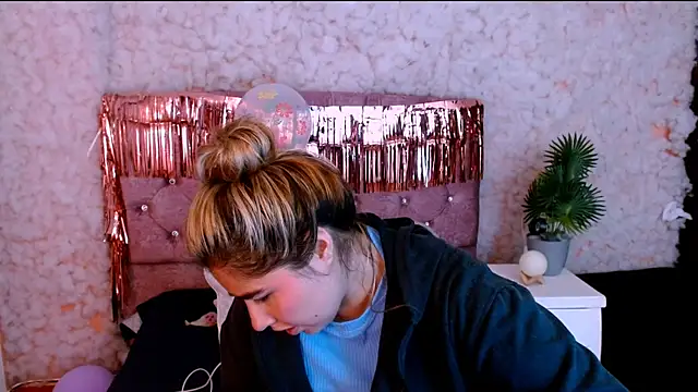 Snapshot of Sofiazaf_ chatting on April 4, 2026, 12:45 pm Sofiazaf online show from April 4, 2026, 12:45 pm