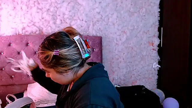 Snapshot of Sofiazaf_ chatting on April 11, 2026, 12:42 pm Sofiazaf online show from April 11, 2026, 12:42 pm