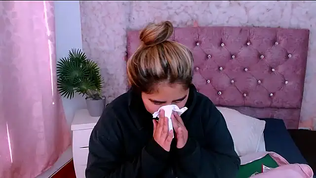 Snapshot of Sofiazaf_ chatting on April 7, 2026, 12:18 pm Sofiazaf online show from April 7, 2026, 12:18 pm