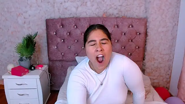 Snapshot of Sofiazaf_ chatting on March 5, 2026, 12:24 pm Sofiazaf online show from March 5, 2026, 12:24 pm