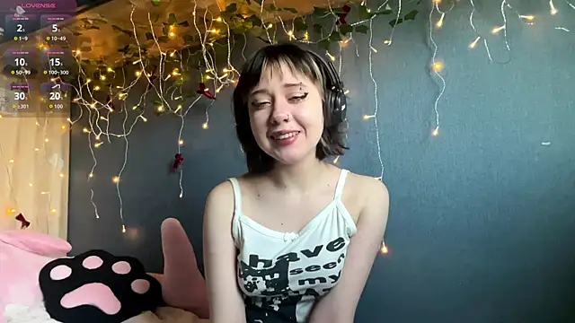 Snapshot of AueshaSimon chatting on April 4, 2026, 4:19 am AueshaSimon online show from April 4, 2026, 4:19 am