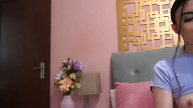 SweettLunaa online show from April 9, 2026, 7:42 pm