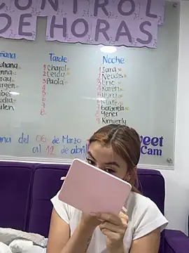   Nahomy online show from April 7, 2026, 11:34 am