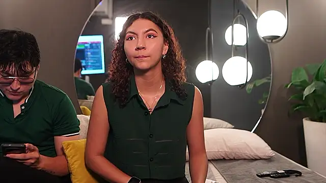 Mia and Belmonth online show from March 19, 2026, 6:41 pm