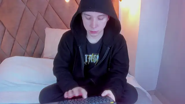 hollannd  online show from June 19, 2026, 4:57 pm