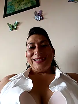 Snapshot of Lucia_Rios chatting on May 4, 2026, 9:28 pm Lucia Rios online show from May 4, 2026, 9:28 pm