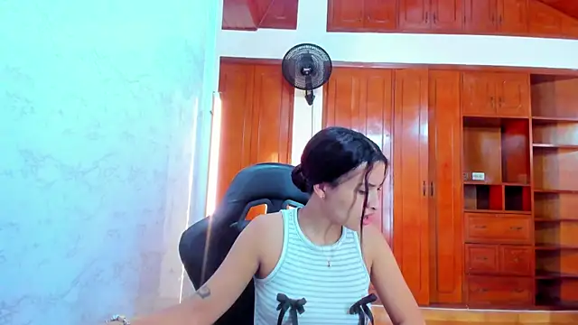 Snapshot of lizzie_skinny chatting on July 4, 2026, 7:07 pm lizzie skinny online show from July 4, 2026, 7:07 pm