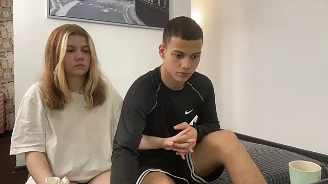 mirel couple online show from April 25, 2026, 11:57 am