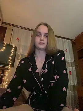 LunaVey online show from June 18, 2026, 6:24 pm
