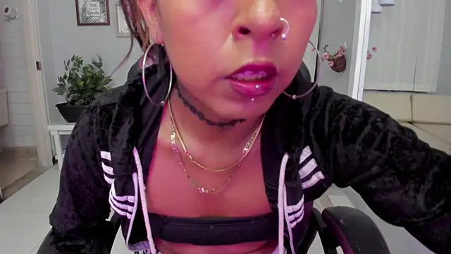 Snapshot of Nahomy_Collins_ chatting on June 19, 2026, 8:03 pm Nahomy Collins online show from June 19, 2026, 8:03 pm
