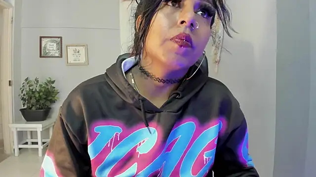 Nahomy Collins  online show from April 2, 2026, 8:04 pm