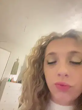 Snapshot of imkhloe chatting on March 15, 2026, 1:45 am imkhloe online show from March 15, 2026, 1:45 am