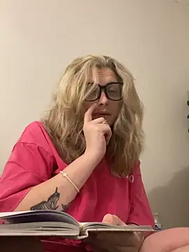 Snapshot of imkhloe chatting on March 9, 2026, 12:14 am imkhloe online show from March 9, 2026, 12:14 am