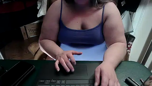 Snapshot of smalltowntrouble chatting on April 14, 2026, 1:21 am smalltowntrouble online show from April 14, 2026, 1:21 am