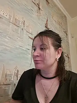 LaraHarper online show from May 6, 2026, 9:52 pm